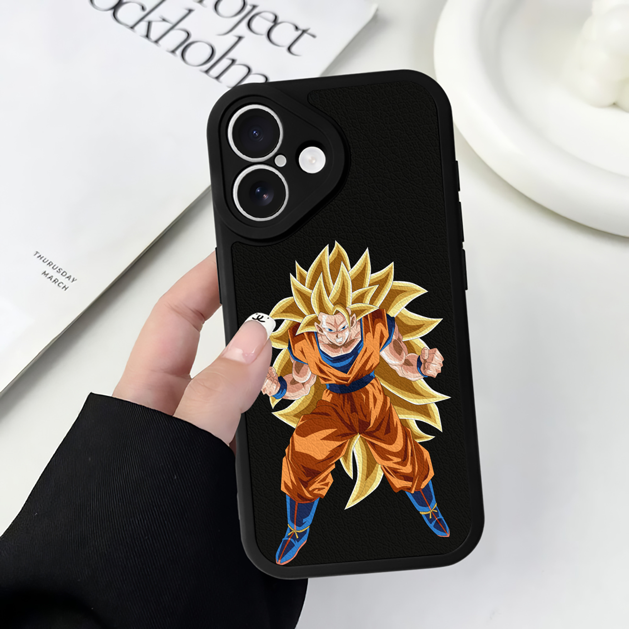 （画像用） ドラゴンボール 孫悟空（そん ごくう）Son Goku カカロット DRAGON BALL Kakarotto 【iPhone 16シリーズ対応】シリコンスマホケース（レザー調） 材質：シリコン